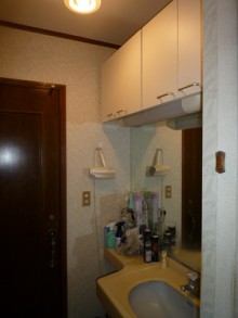 無駄のないシンプルデザインですっきりした洗面空間に　目黒区I様邸